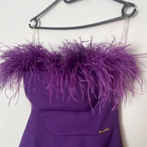 Ljubicasta haljina sa perjem