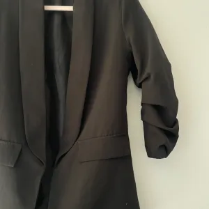 Crni elegantni sako