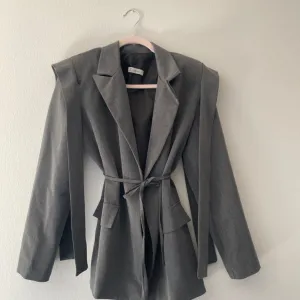 Sako sivi sa naramenicama