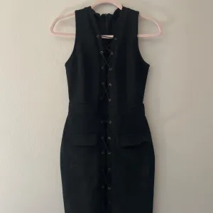 Crna haljina sa pertlom