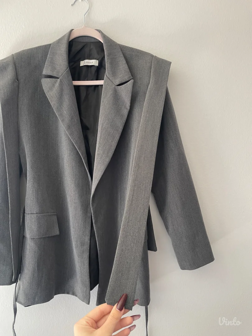 Sako sivi sa naramenicama