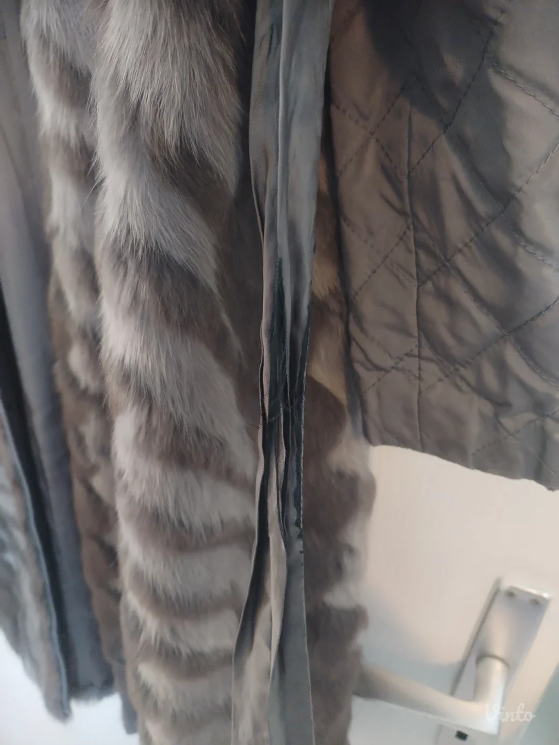 Ženska duga bunda sa krznom tanka za proleće – potrebno srediti postavu