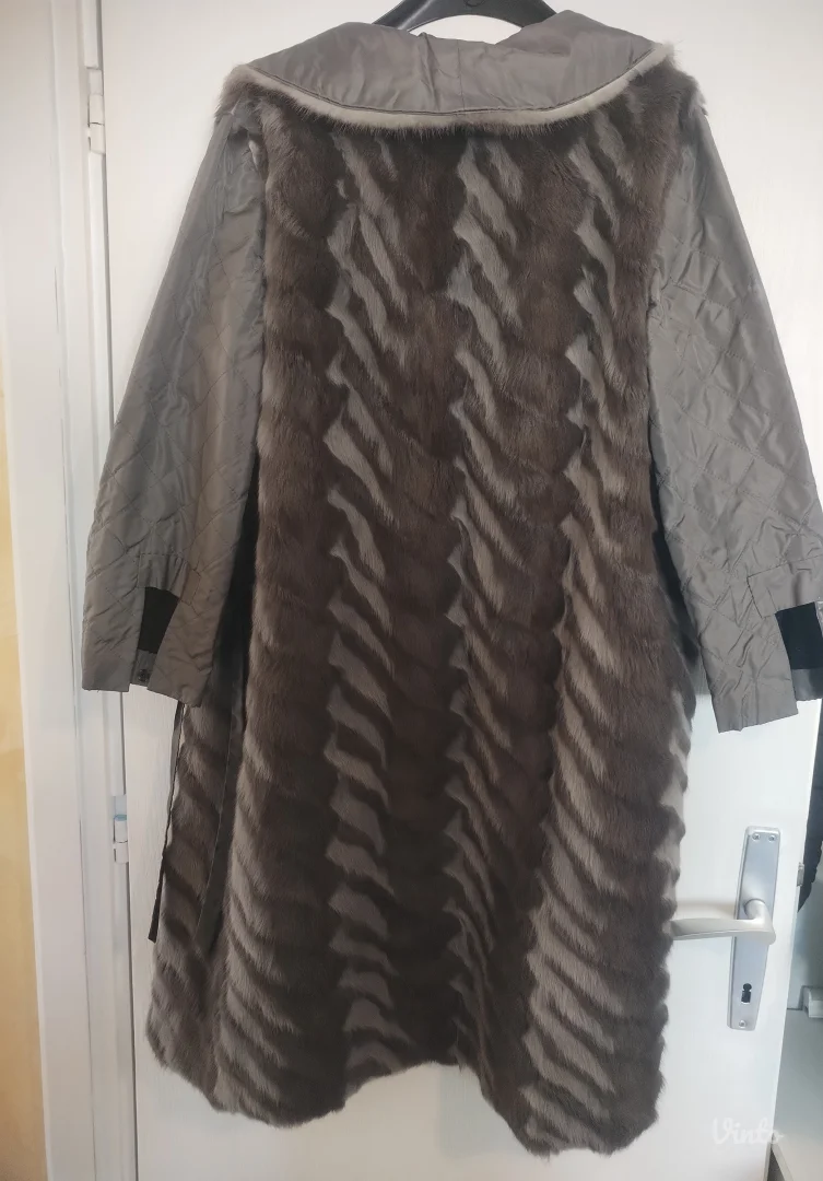 Ženska duga bunda sa krznom tanka za proleće – potrebno srediti postavu