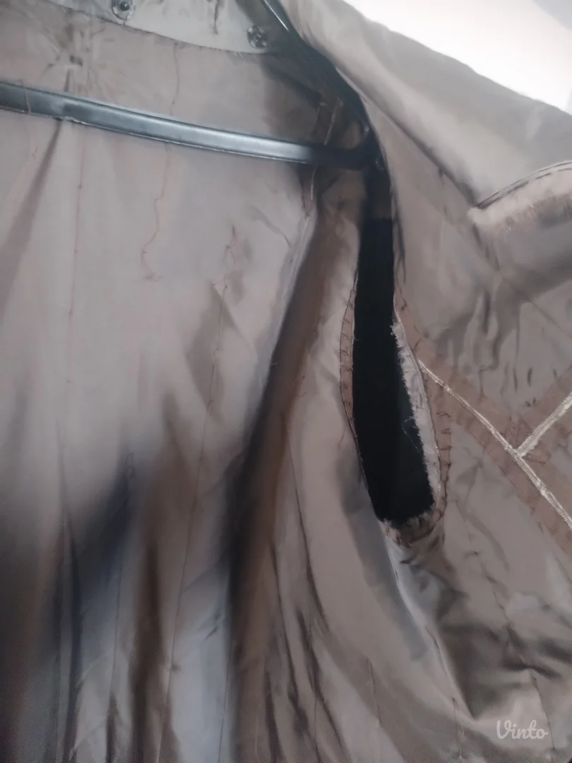 Ženska duga bunda sa krznom tanka za proleće – potrebno srediti postavu