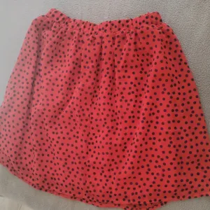 Crvena suknja na tufne S nova