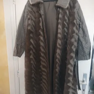 Ženska duga bunda sa krznom tanka za proleće – potrebno srediti postavu