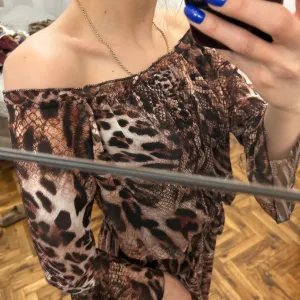 Tigrasta haljina bez ramena