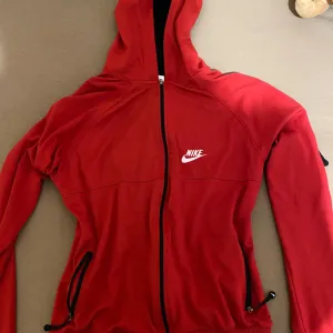 Nike- crveni zip duks