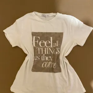 Stradivarius- bela majica sa natpisom