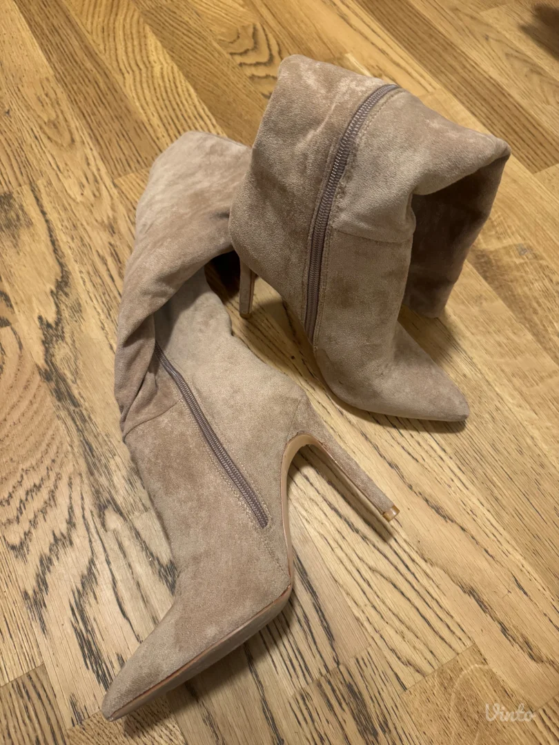 Duboke bez cizme na stiklu