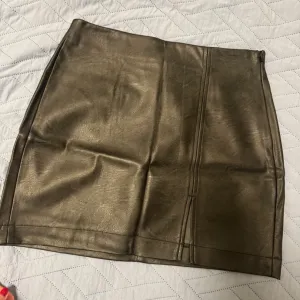 Teranova kozna suknjica