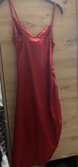 Crvena haljina
