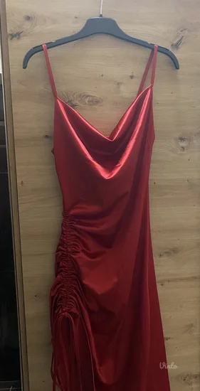 Crvena haljina