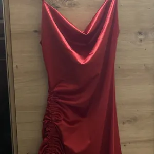 Crvena haljina