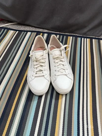 Kao nove Calvin Klein patike