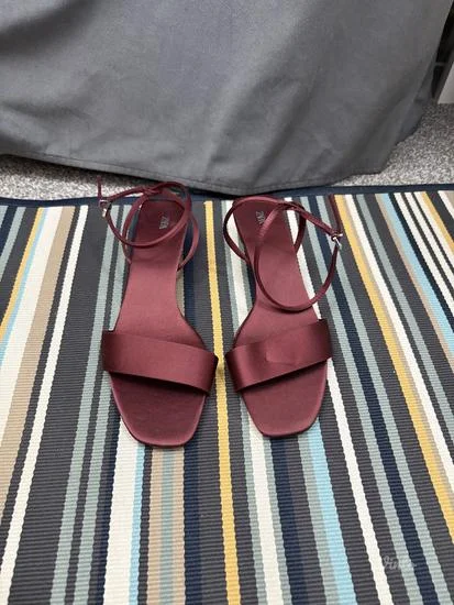 Zara nove bordo sandale