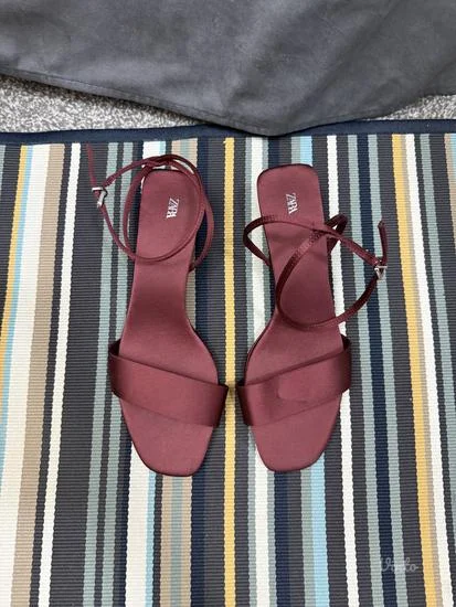 Zara nove bordo sandale