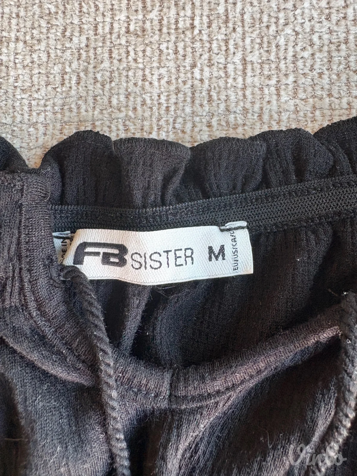 FB Sister krop top majica (M veličina) – odlicna