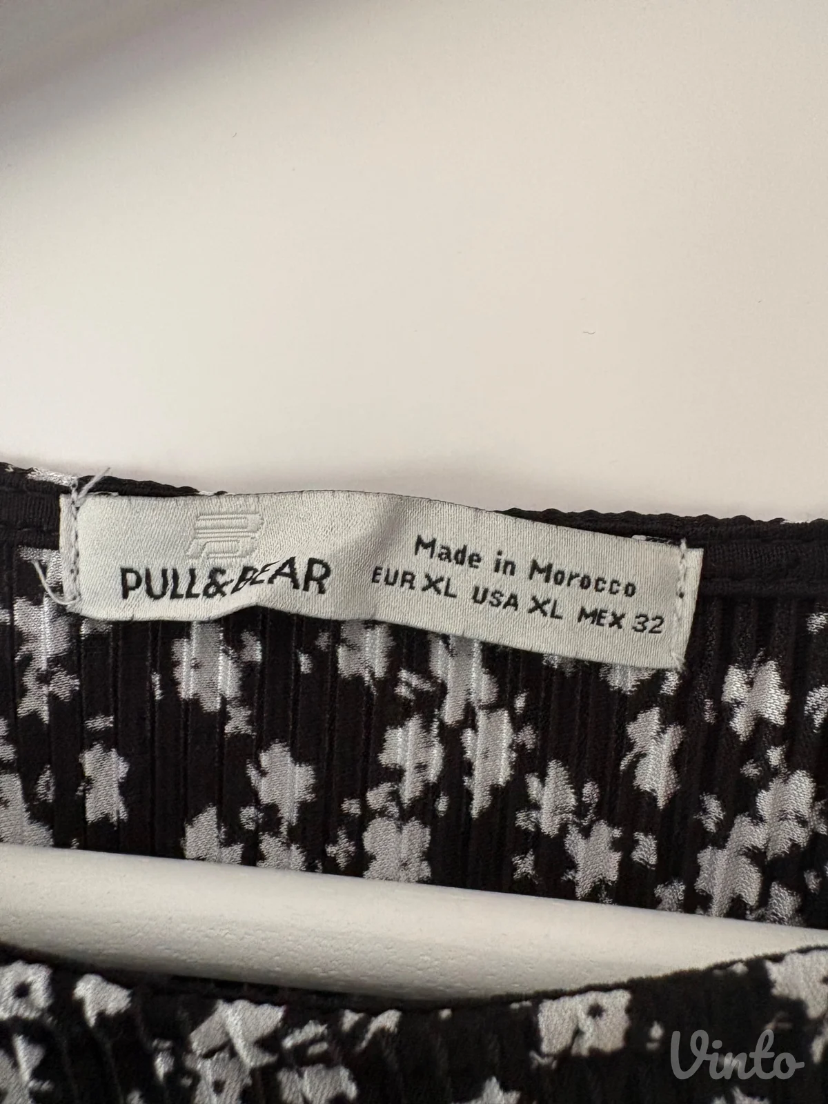 PULL&BEAR crna cvetna bluza sa nabiranjem (XL) - Odlicna
