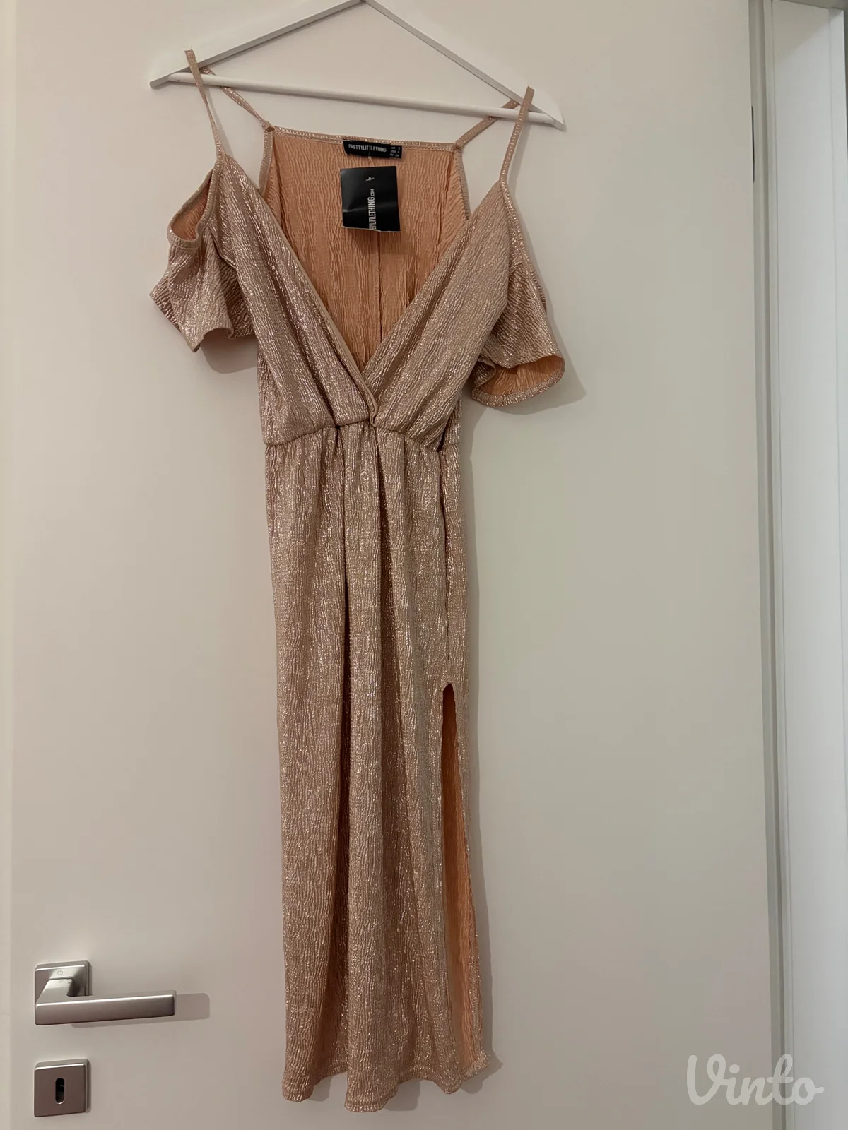 NOVA PrettyLittleThing zlatna haljina vel. S / 36 Opis