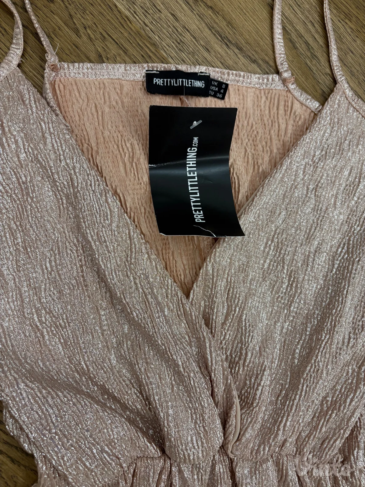 NOVA PrettyLittleThing zlatna haljina vel. S / 36 Opis