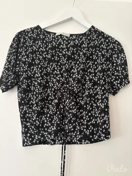 PULL&BEAR crna cvetna bluza sa nabiranjem (XL) - Odlicna