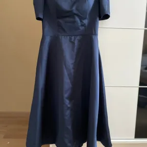 Šivena haljina u teget boji