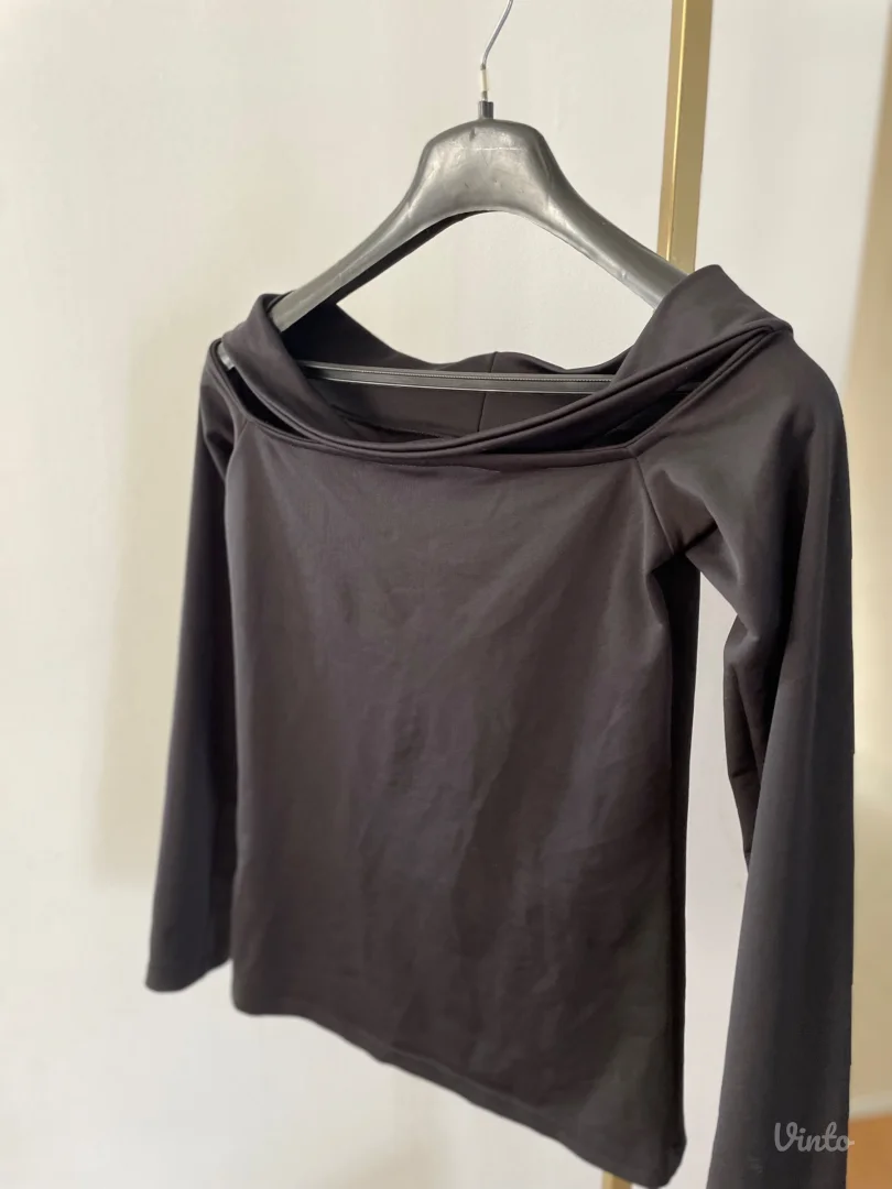 Crna bluza spuštenih ramena