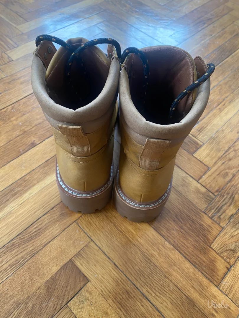 Stradivarius cizme velicine 37