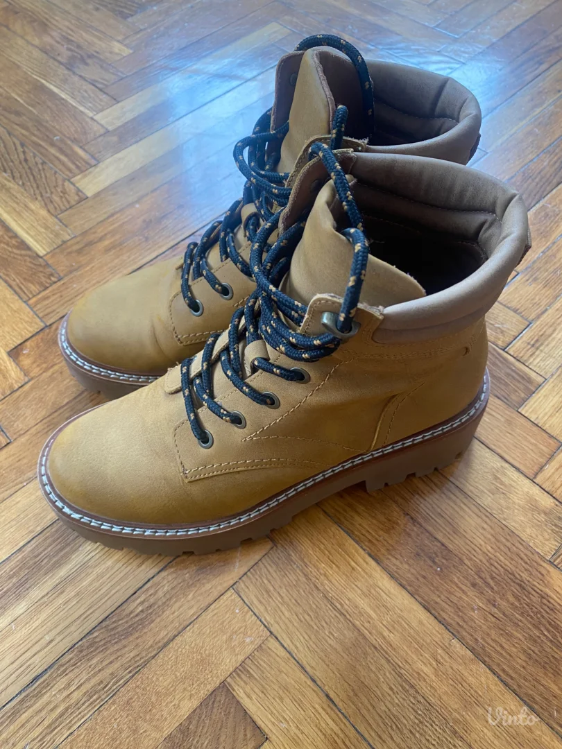 Stradivarius cizme velicine 37