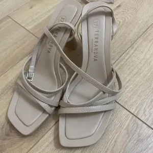 Terranova sandale 37
