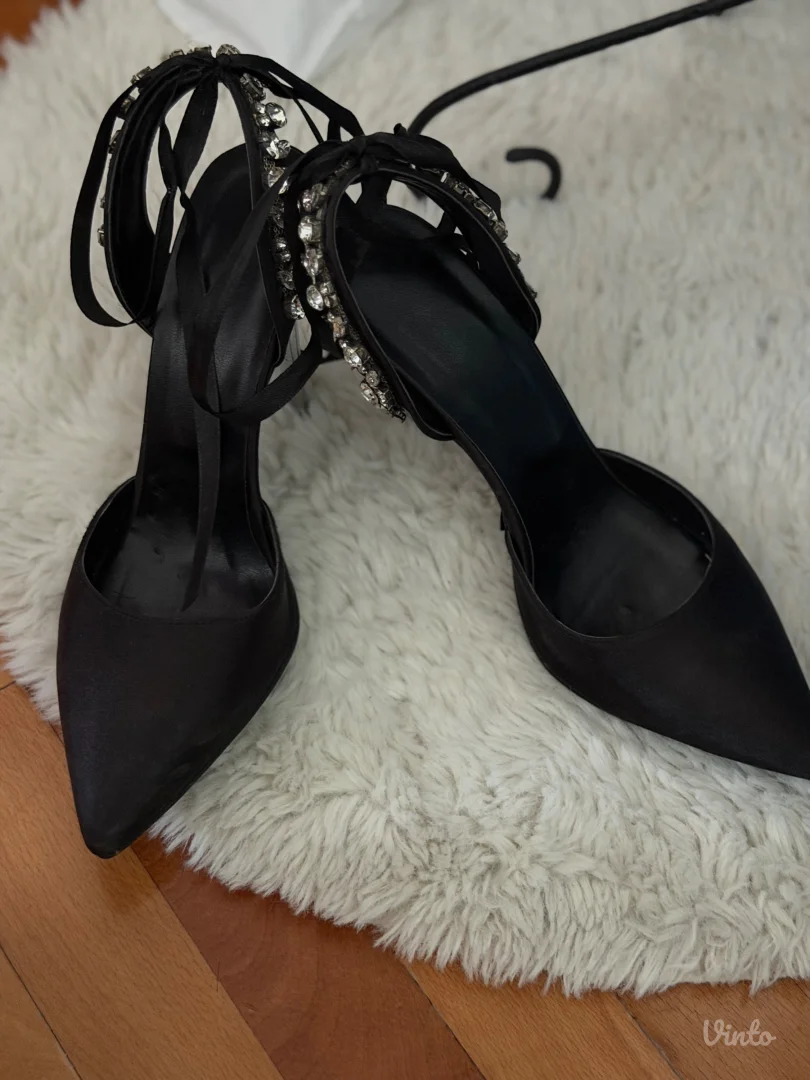 Crne elegantne štikle