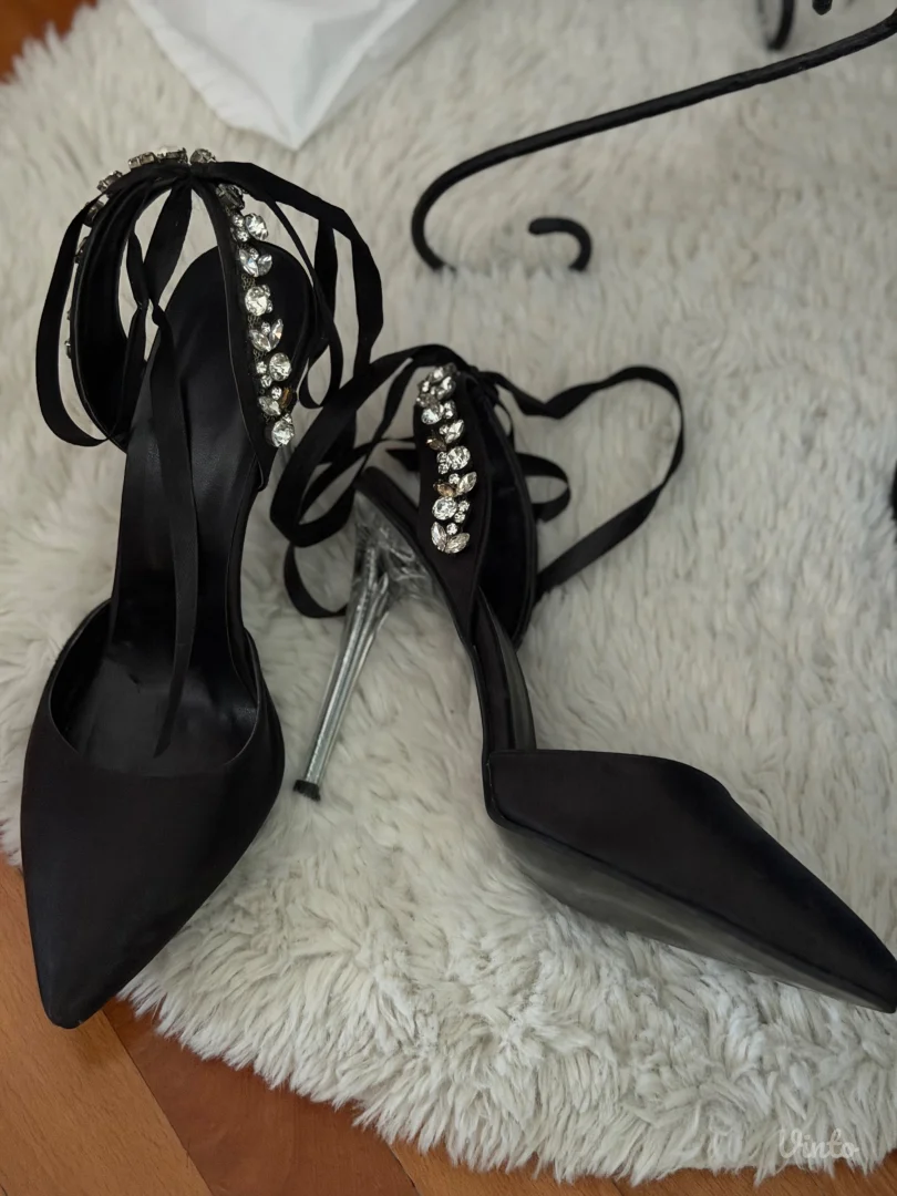 Crne elegantne štikle