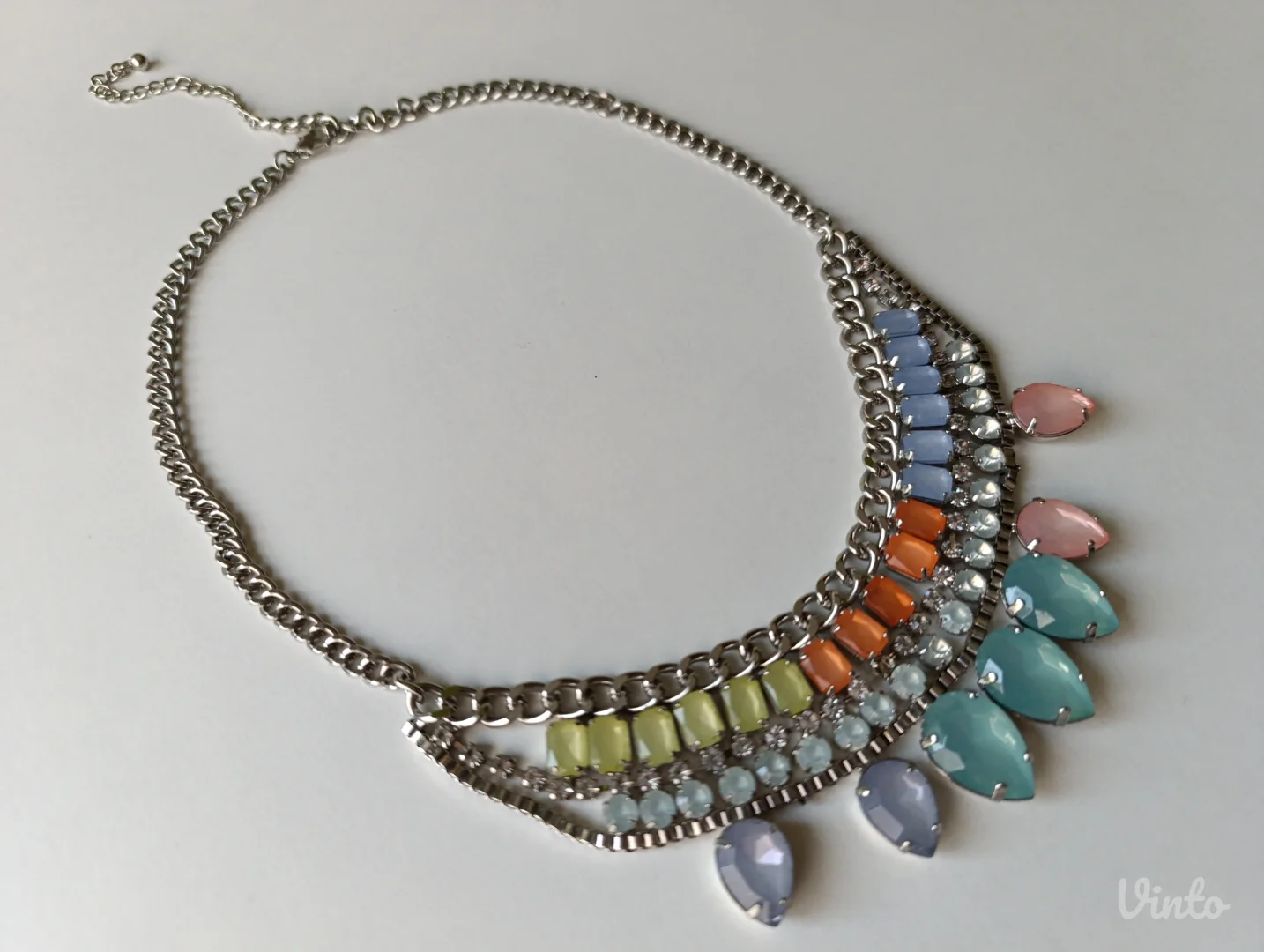 Prelepa efektna ogrlica