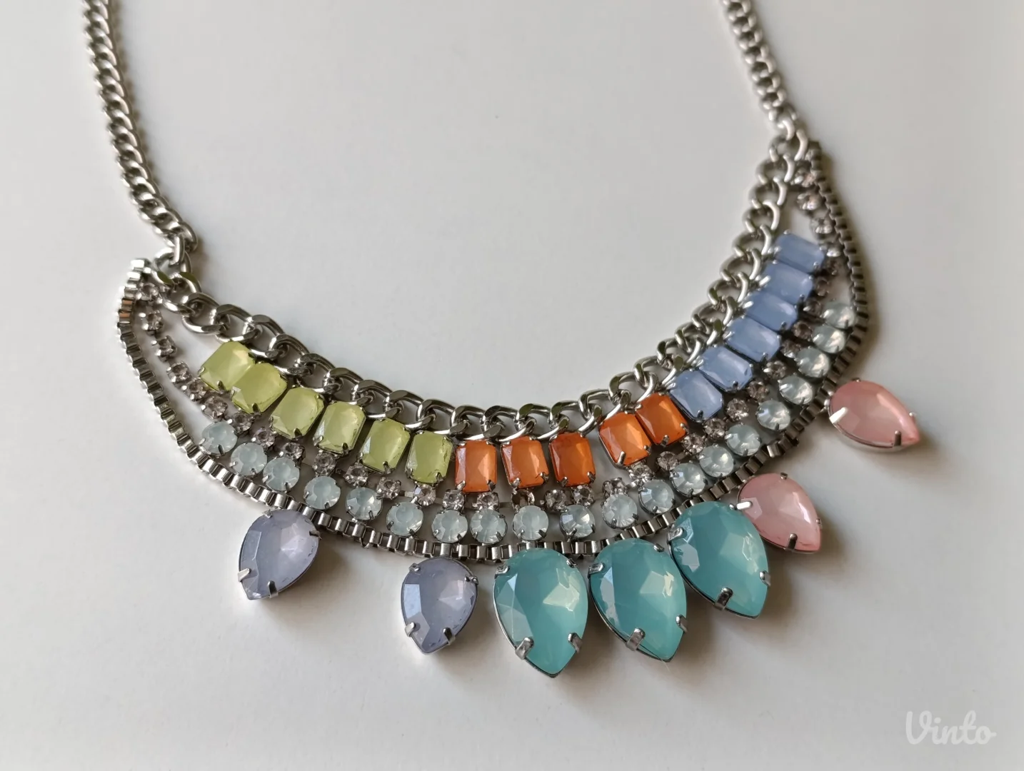 Prelepa efektna ogrlica