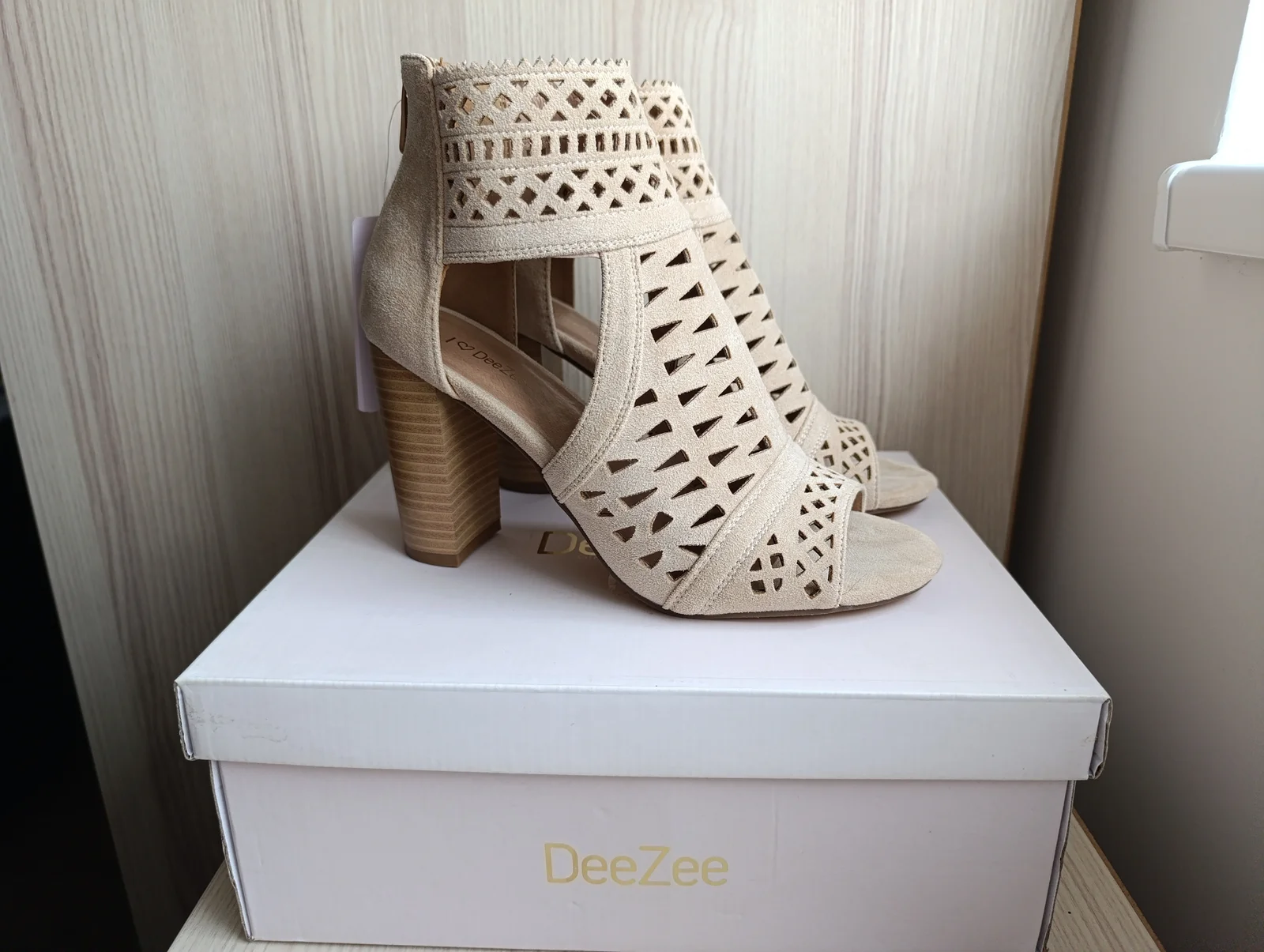 DeeZee sandale NOVO sa etiketom