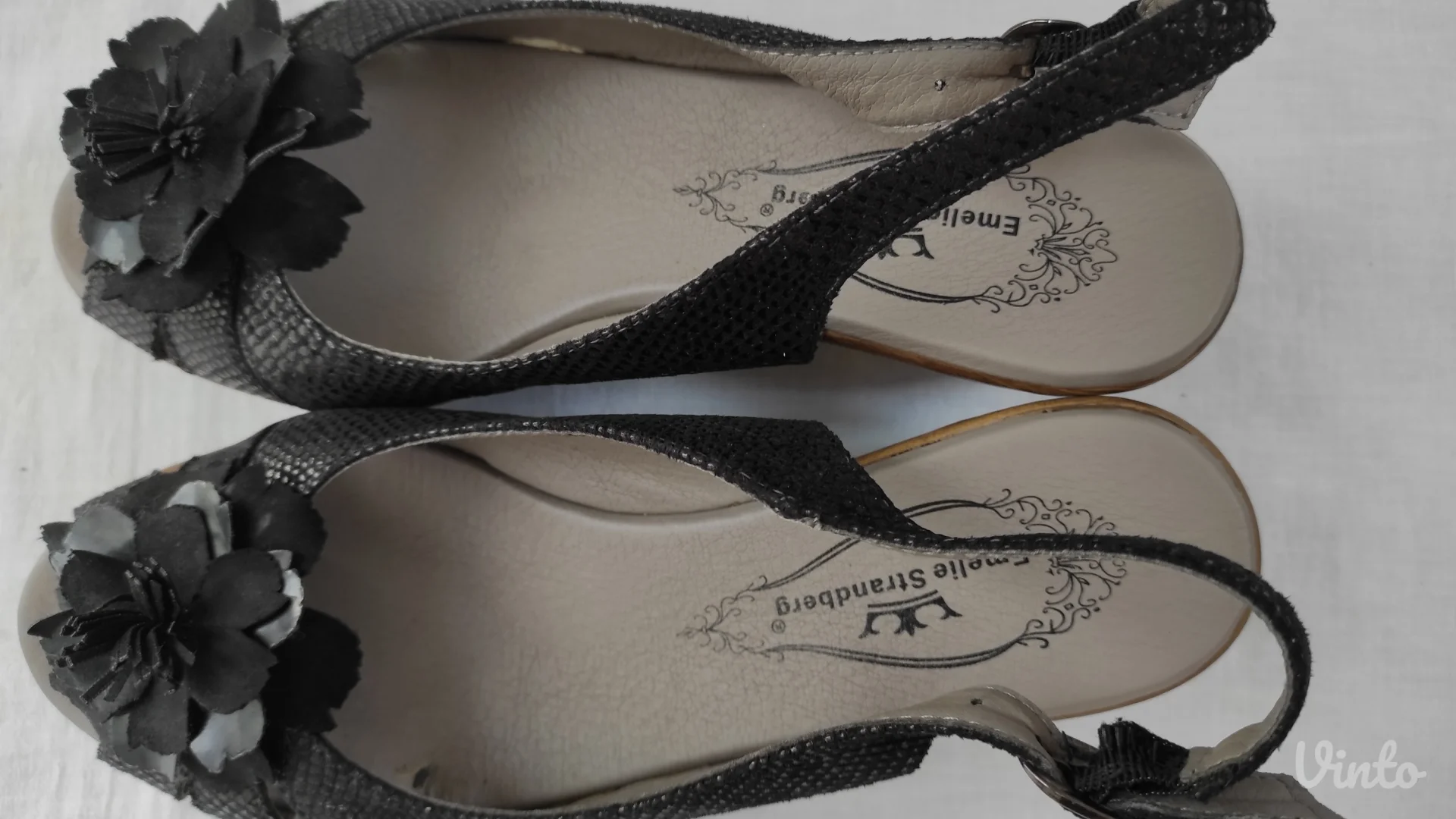 Emelie Strandberg dva para sandala