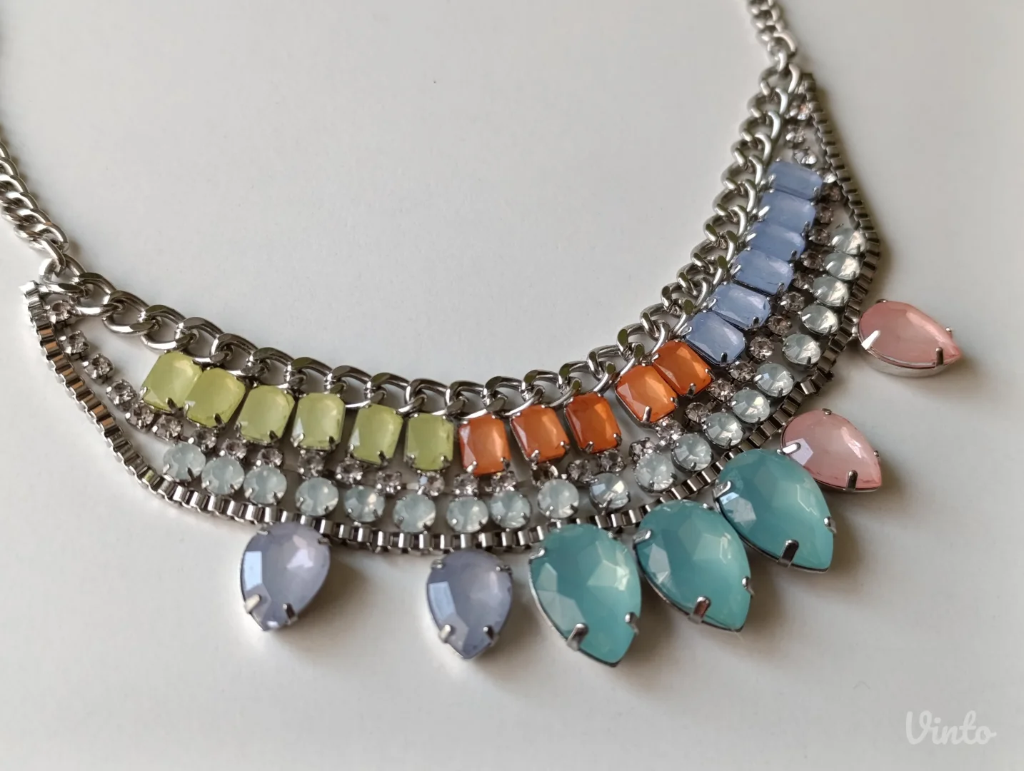 Prelepa efektna ogrlica