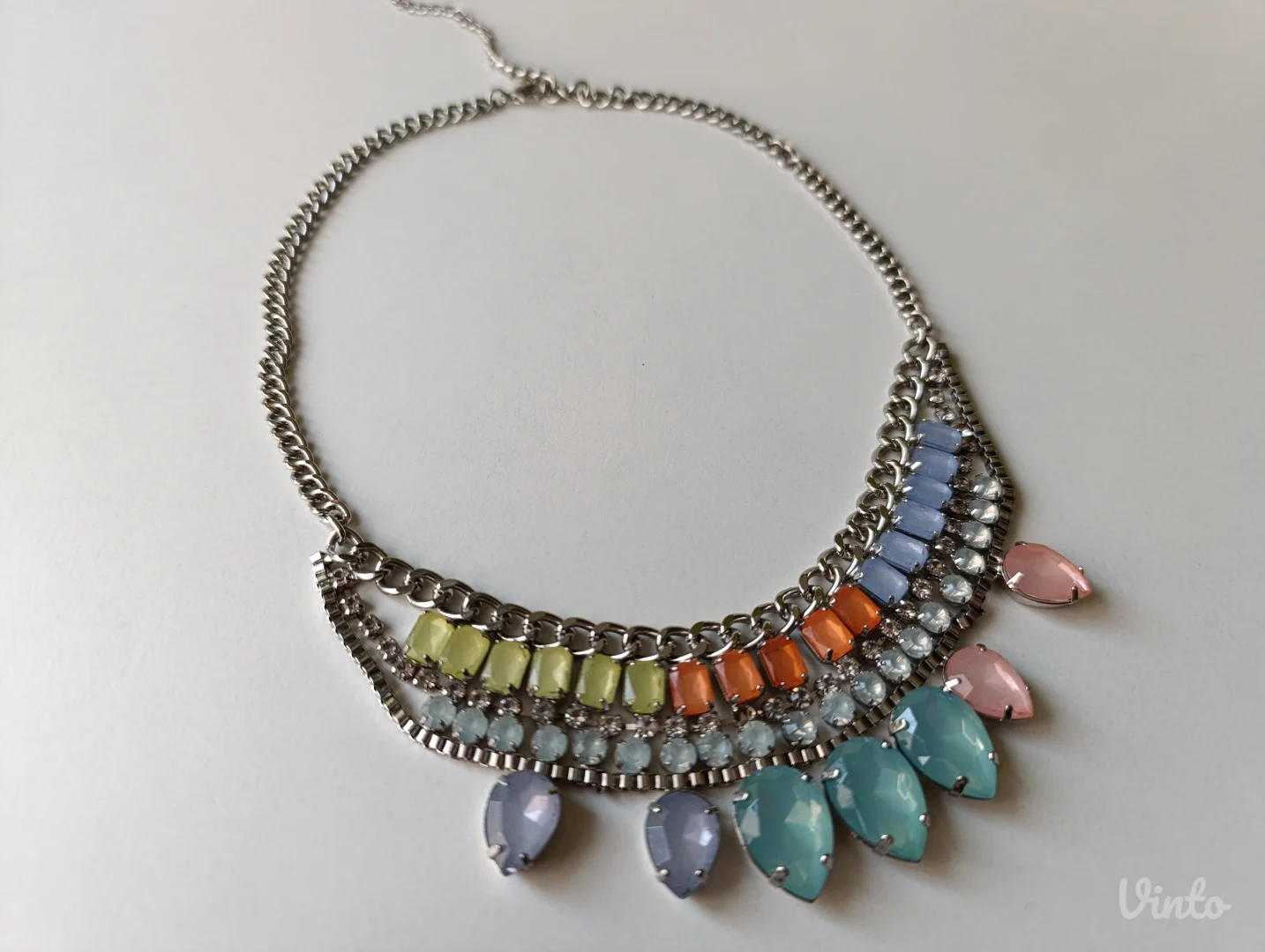 Prelepa efektna ogrlica