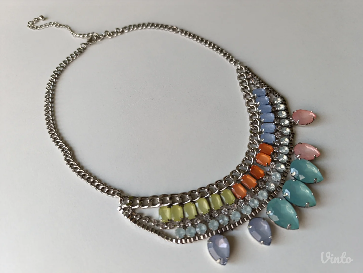 Prelepa efektna ogrlica