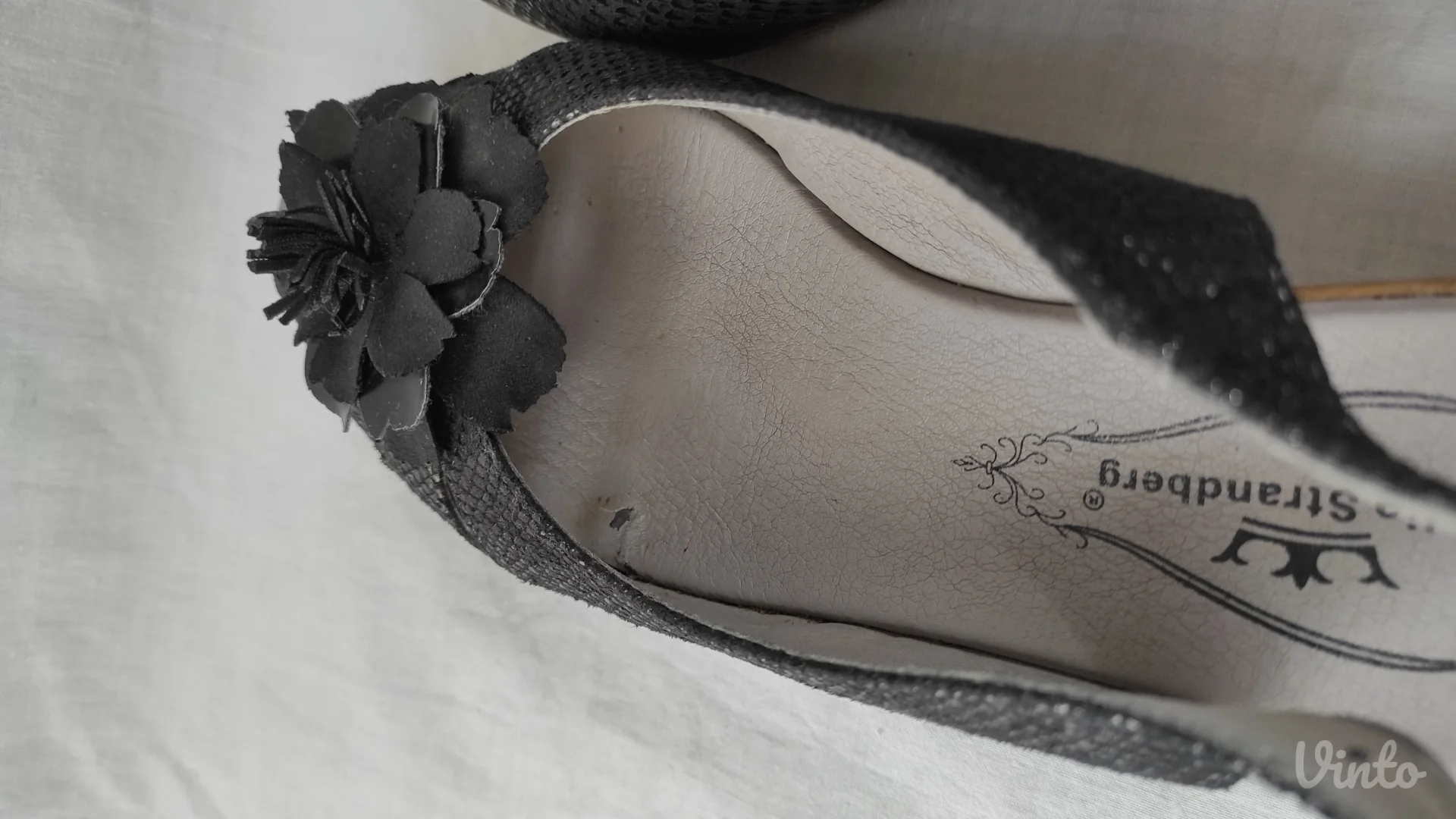 Emelie Strandberg dva para sandala