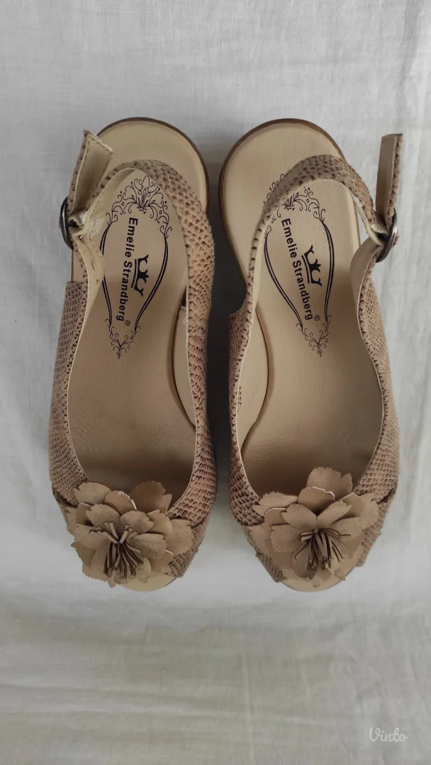 Emelie Strandberg dva para sandala