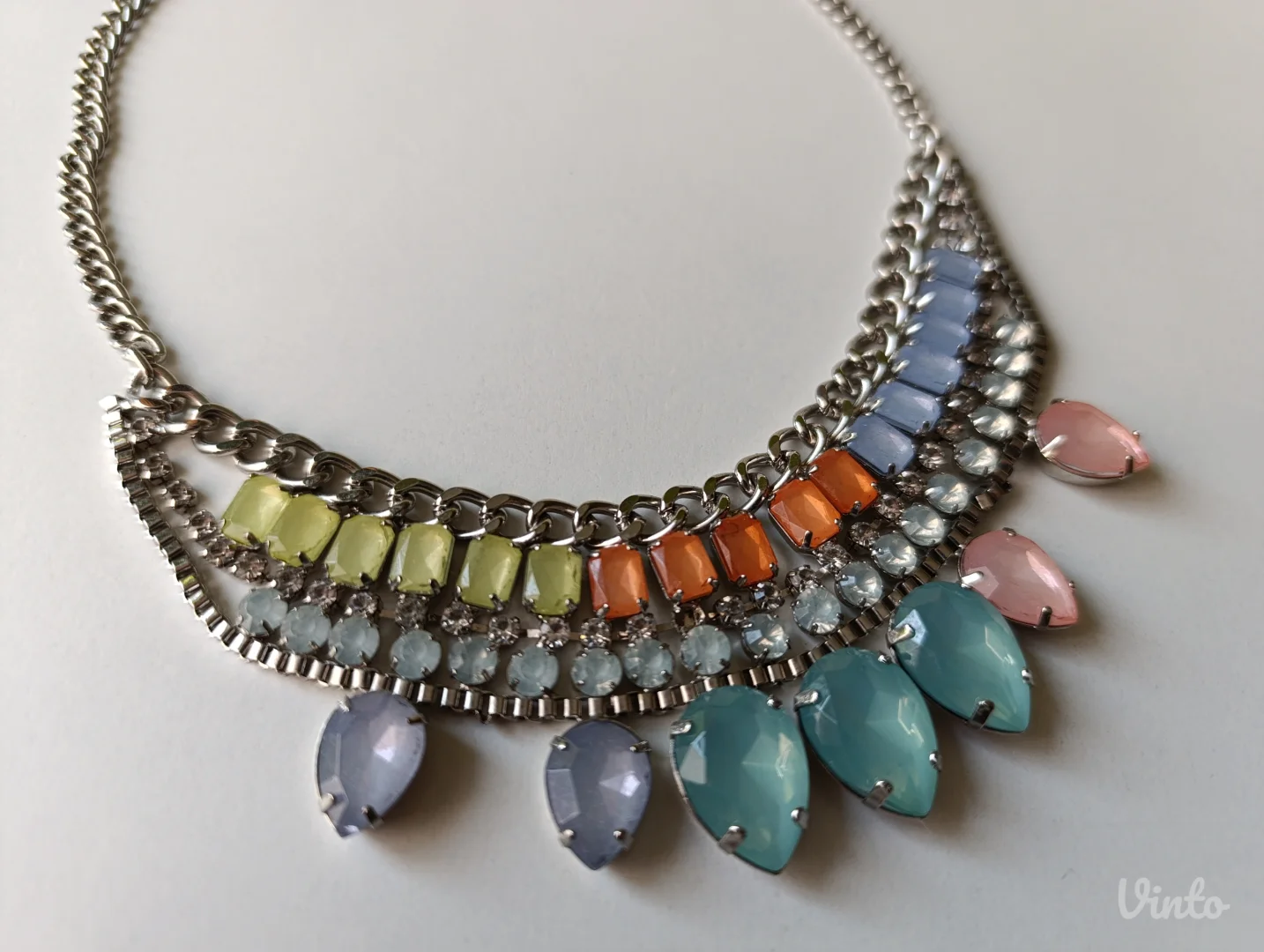 Prelepa efektna ogrlica