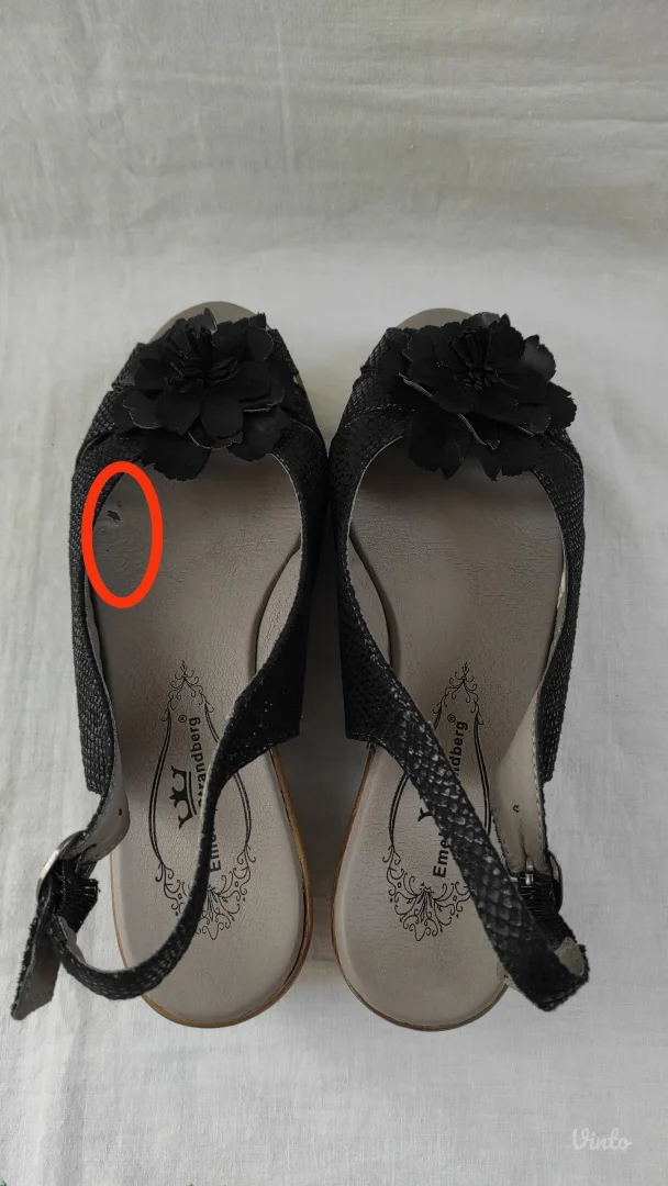 Emelie Strandberg dva para sandala