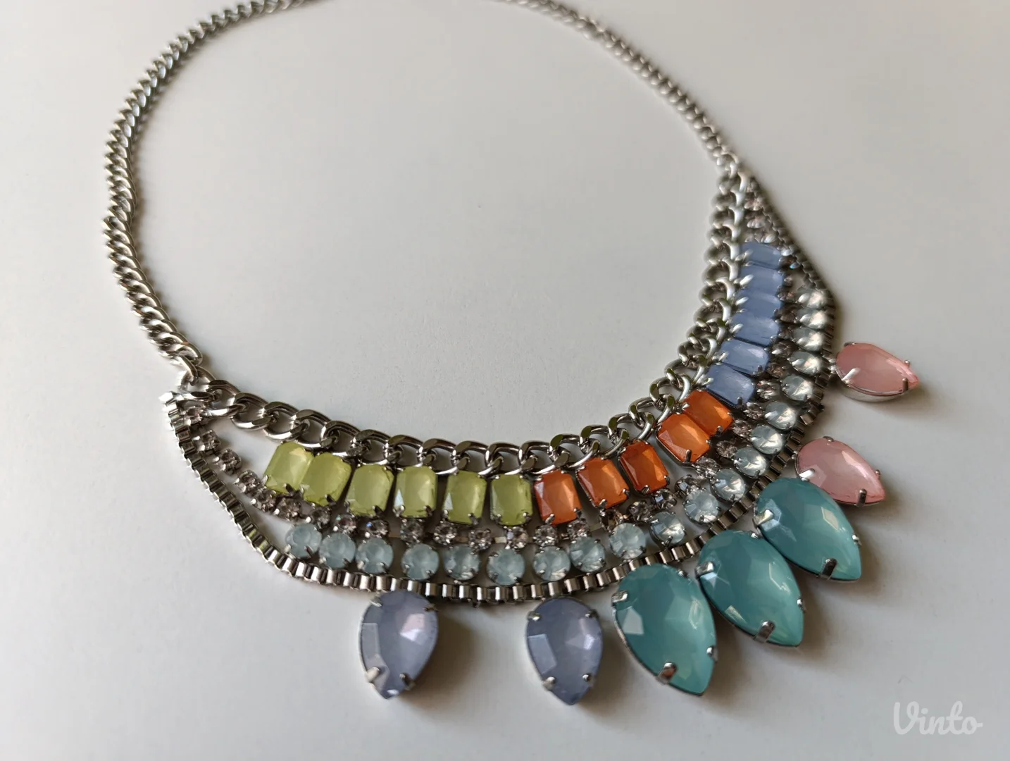 Prelepa efektna ogrlica