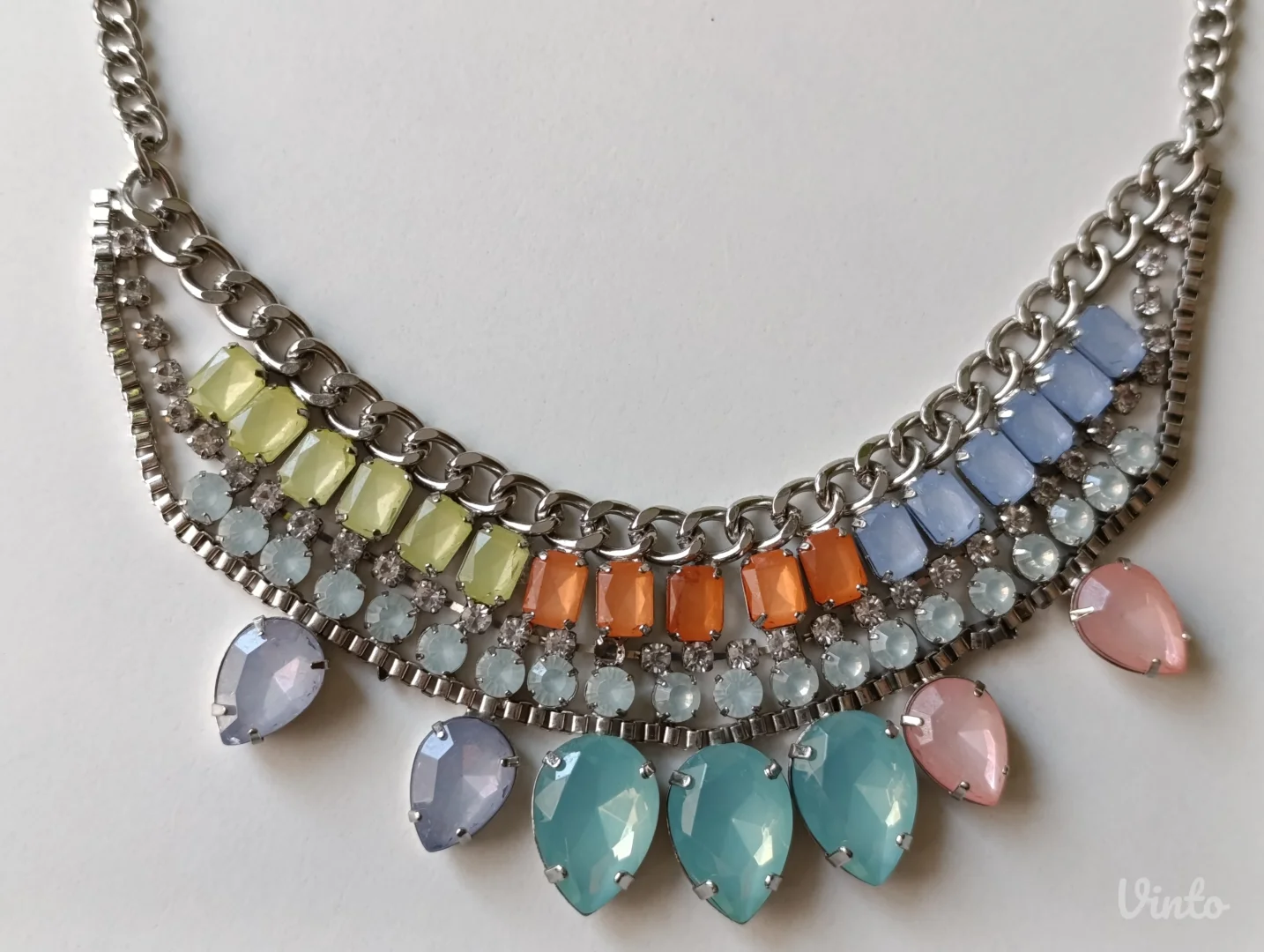 Prelepa efektna ogrlica