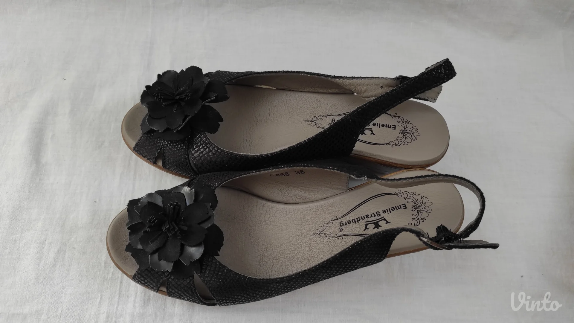 Emelie Strandberg dva para sandala