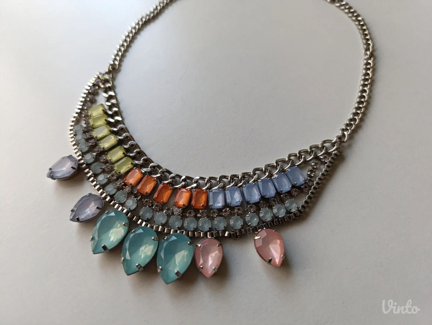 Prelepa efektna ogrlica