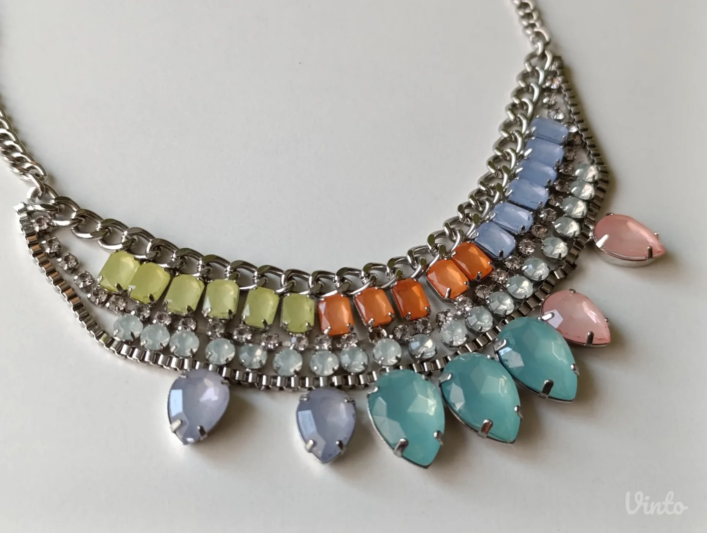 Prelepa efektna ogrlica