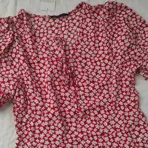 De Facto bluza od viskoze i puf rukavi NOVO sa etiketom